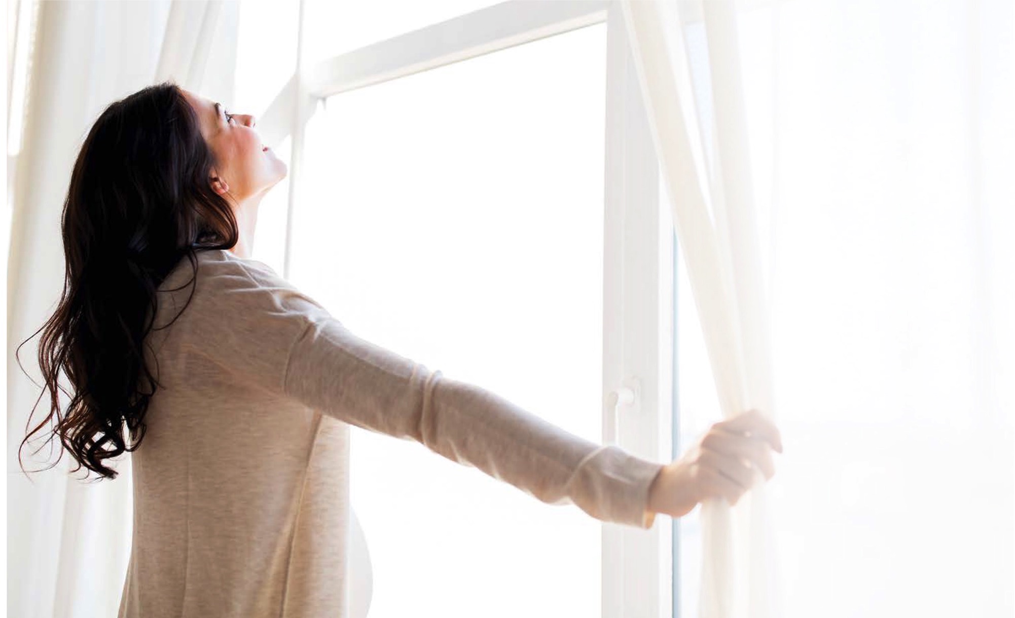 Frau am Fenster gespiegelt kl