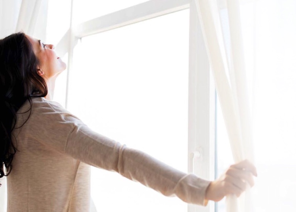 Frau am Fenster gespiegelt kl